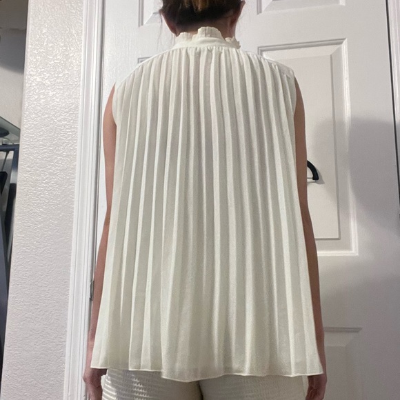 H&M cream pleated flowy blouse - Picture 5 of 11